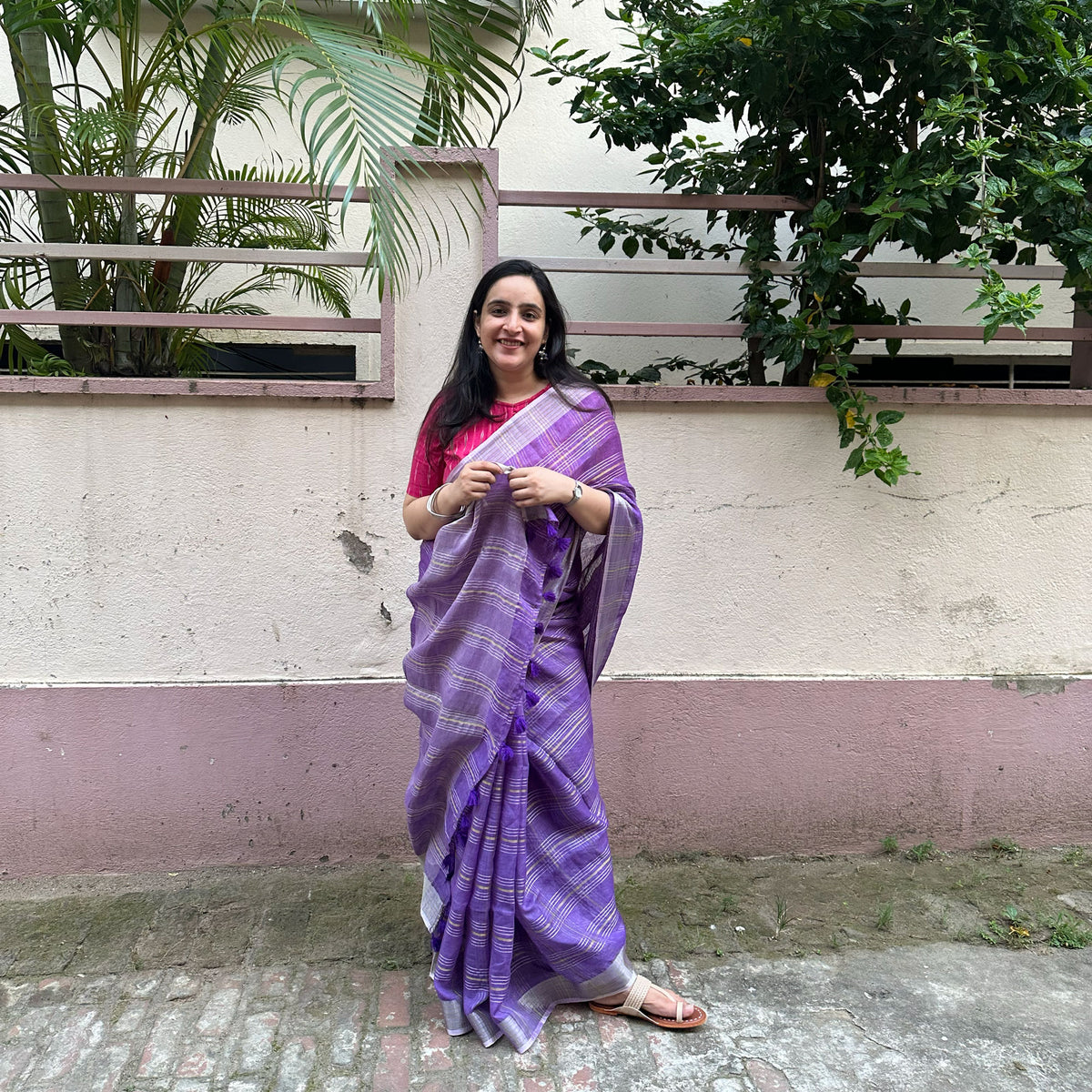 Queen of Hearts Check Pure Linen Saree with Embroidered Blouse Piece