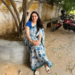 Founder wearing Catsablanca ivory cotton saree with navy meow cat face print, chevron border and teal zari pallu, Zoomies Collection by Thread Weavers