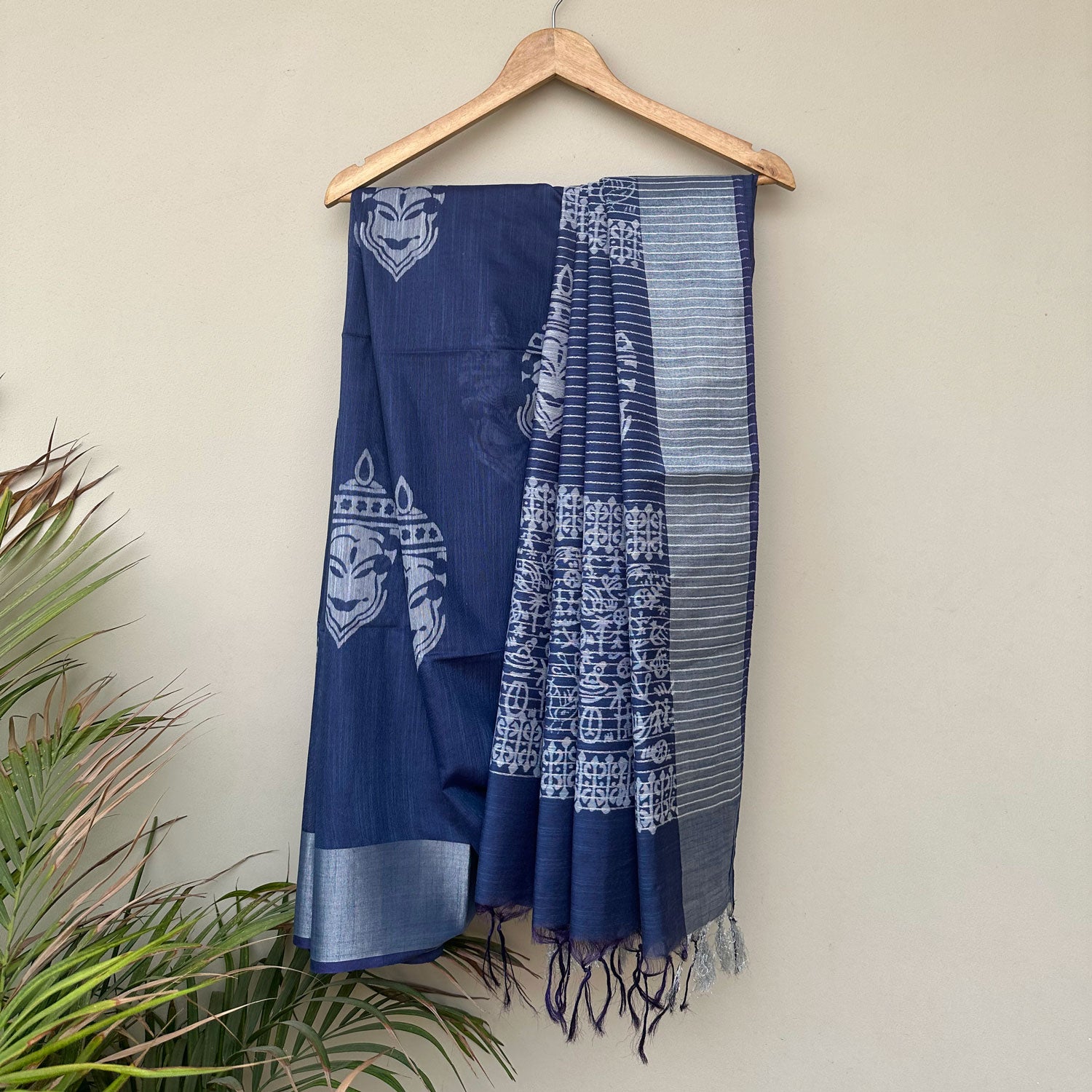 Kathakali face hand block print indigo cotton silk saree full view – The Thread Weavers