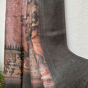 Closeup of the pallu with charcoal solid border and kalamkari jaal pattern body, on a wooden hanger