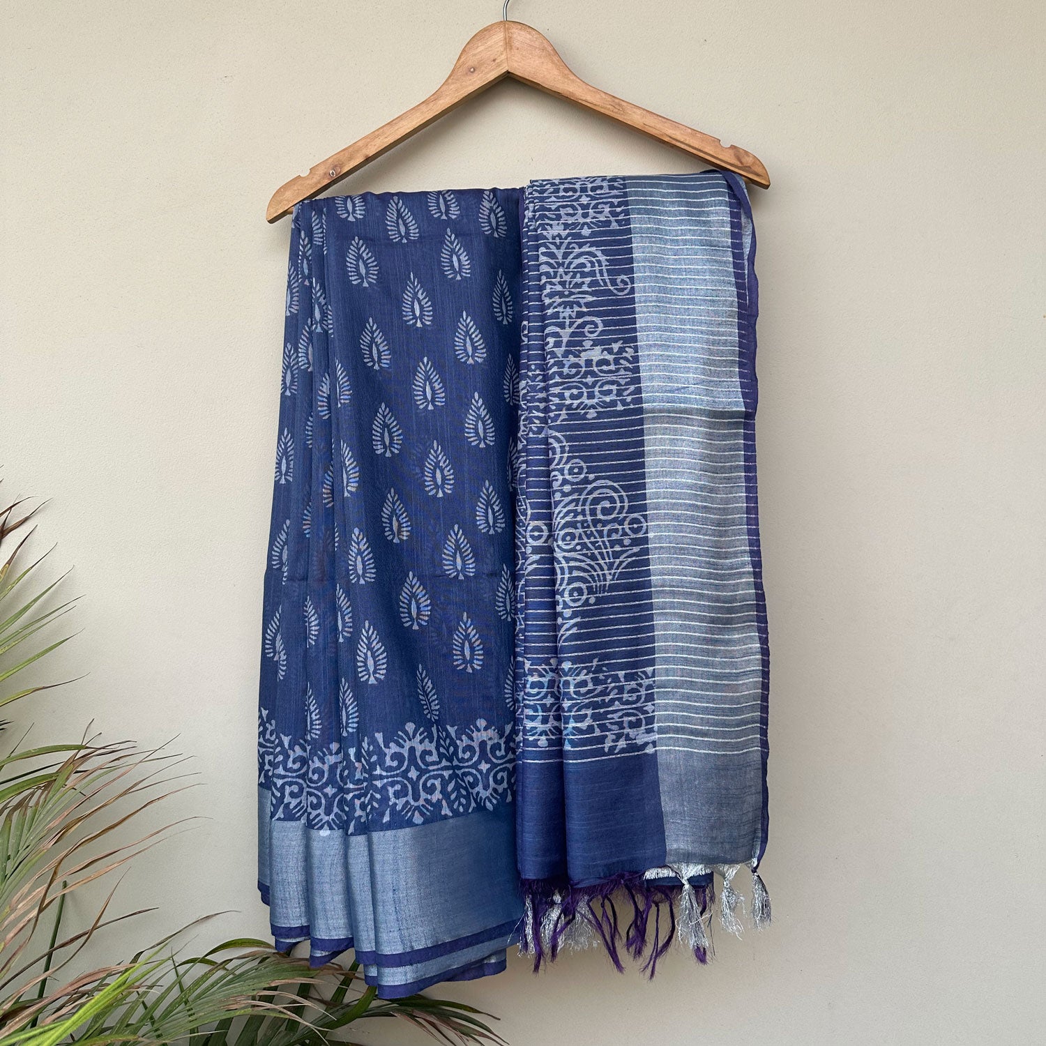 Feathered keri buta hand block print indigo cotton silk saree with paisley pallu – The Thread Weavers