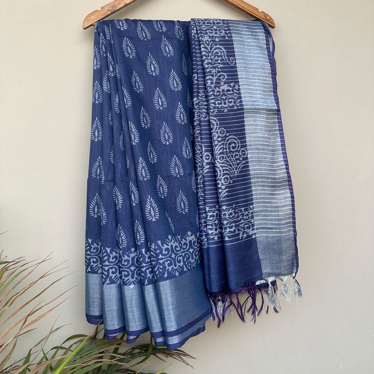 Feathered keri buta hand block print indigo cotton silk saree with paisley pallu – The Thread Weavers