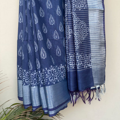 Pleats detail of feathered keri buta repeat block print on indigo cotton silk – Ekkanya