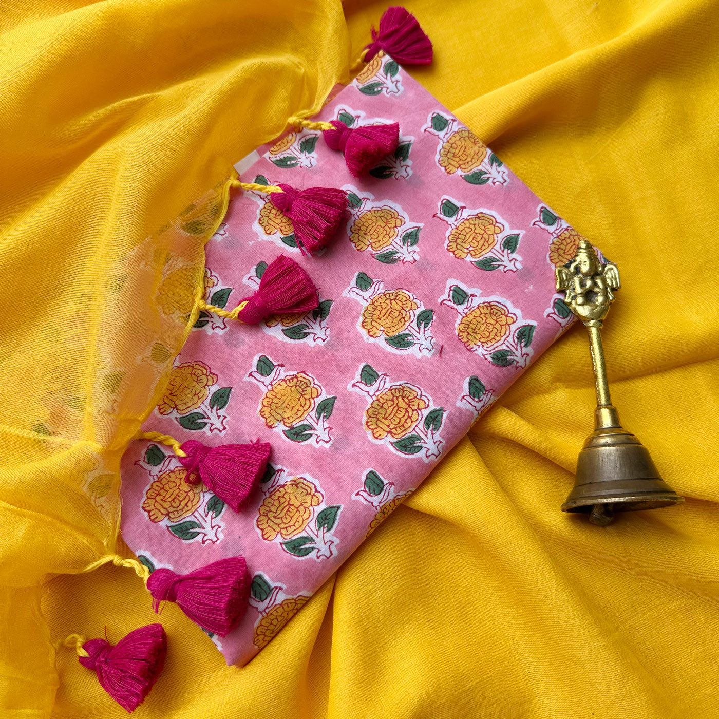 Swarna kamal Mul Saree with Printed Blouse